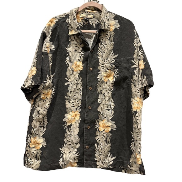 Tommy Bahama Other - Tommy Bahama 100% silk men’s medium floral top short sleeve button up tropical
